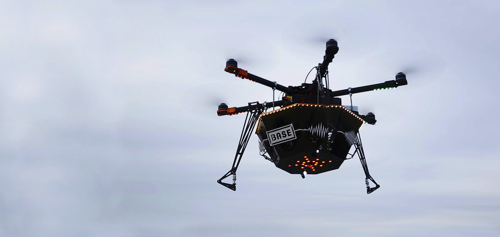 Drones Tocam Sua Música Preferida Na Entrada do Festival